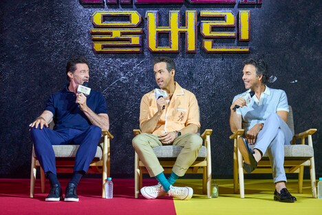 左からヒュー・ジャックマン、ライアン・レイノルズ、ショーン・レヴィ。
