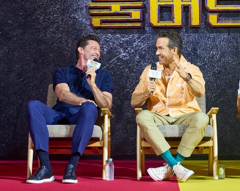 左からショーン・レヴィ、ライアン・レイノルズ、ヒュー・ジャックマン。