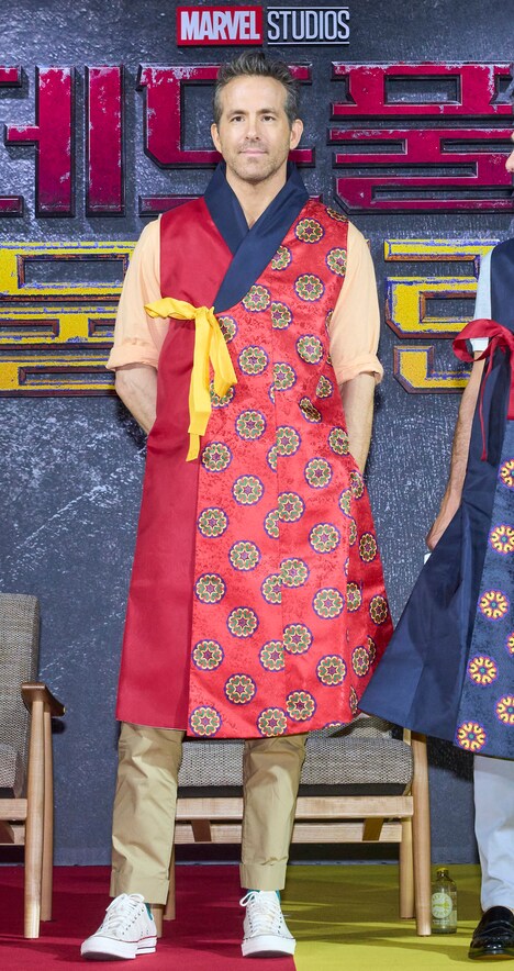 韓国の民族衣装を着るライアン・レイノルズ。