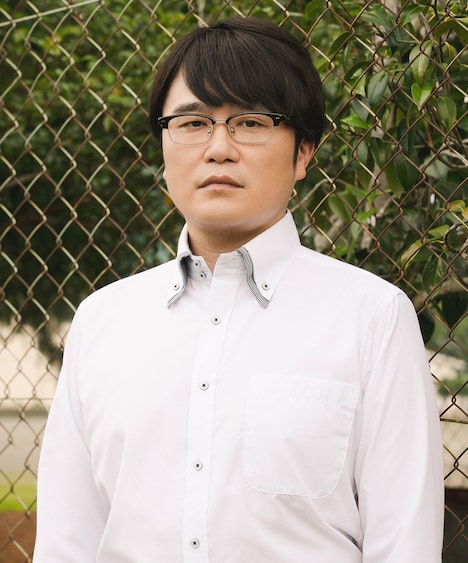 須佐野を演じるラバーガール飛永。