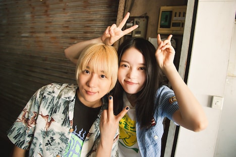 「ベイビーわるきゅーれ エブリデイ!」クランクインの写真。伊澤彩織(左)と髙石あかり(右)。