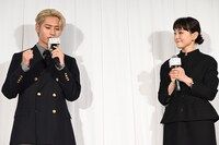 左から猪狩蒼弥、奈緒。