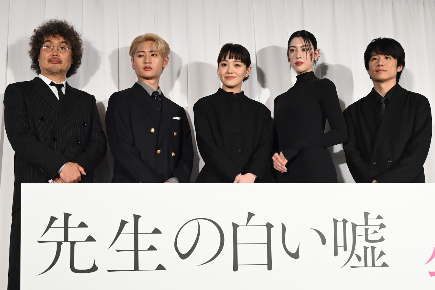 映画「先生の白い嘘」公開初日舞台挨拶の様子。左から三木康一郎、猪狩蒼弥、奈緒、三吉彩花、風間俊介。