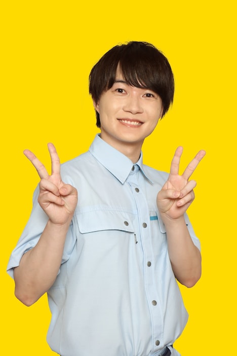 ダブルピースをする、内巻雫役の神木隆之介。