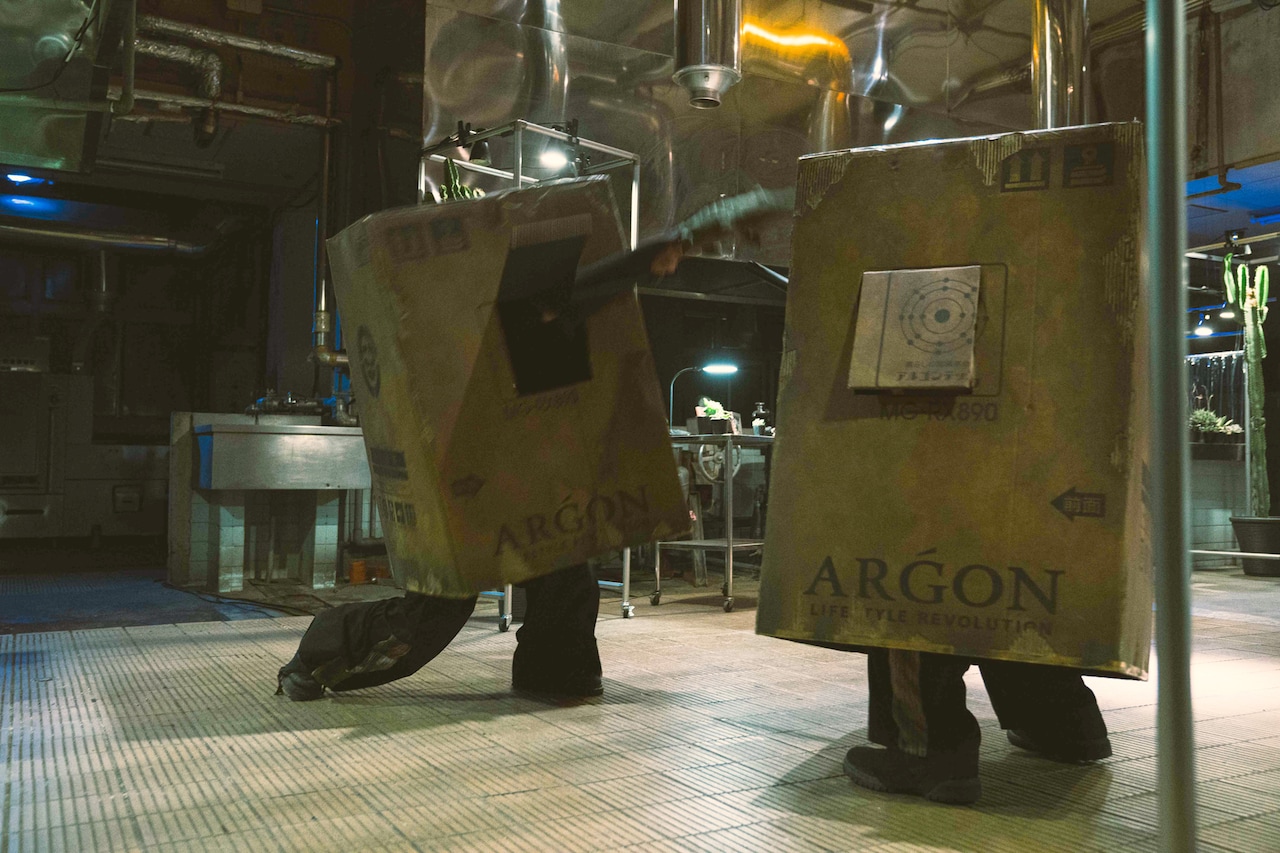 箱男は2人いらない！ダンボールに入った永瀬正敏・浅野忠信が激闘、武器はぬいぐるみ