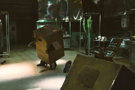 「箱男」より、永瀬正敏演じる箱男（左）と浅野忠信演じるニセ箱男（右）のバトルシーン。