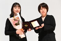 左から金子由里奈、真魚。