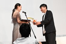 左から菊地凛子、小林拓。