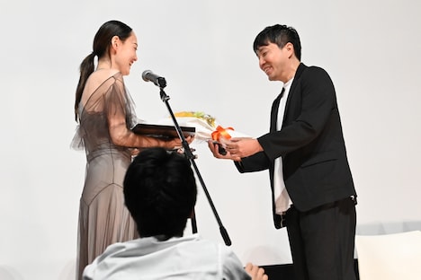 左から菊地凛子、小林拓。