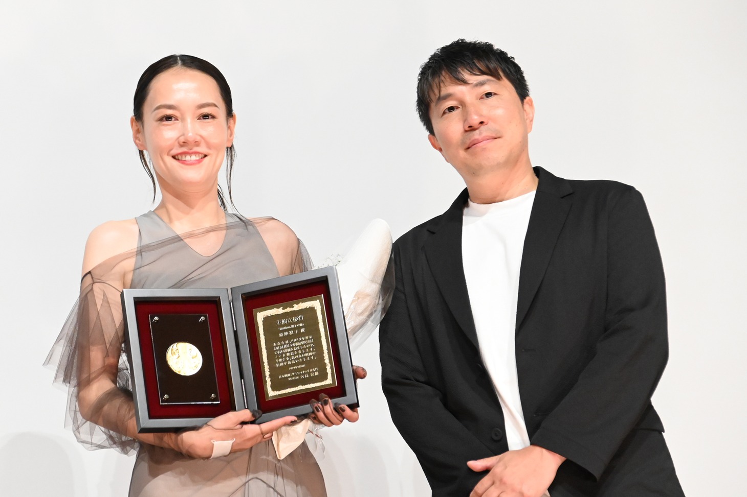 左から菊地凛子、小林拓。
