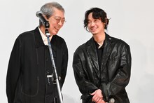 左から荒井晴彦、綾野剛。