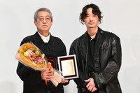 左から荒井晴彦、綾野剛。