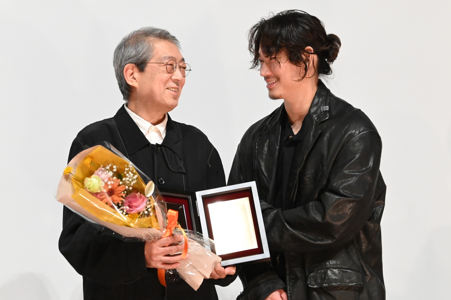 左から荒井晴彦、綾野剛。