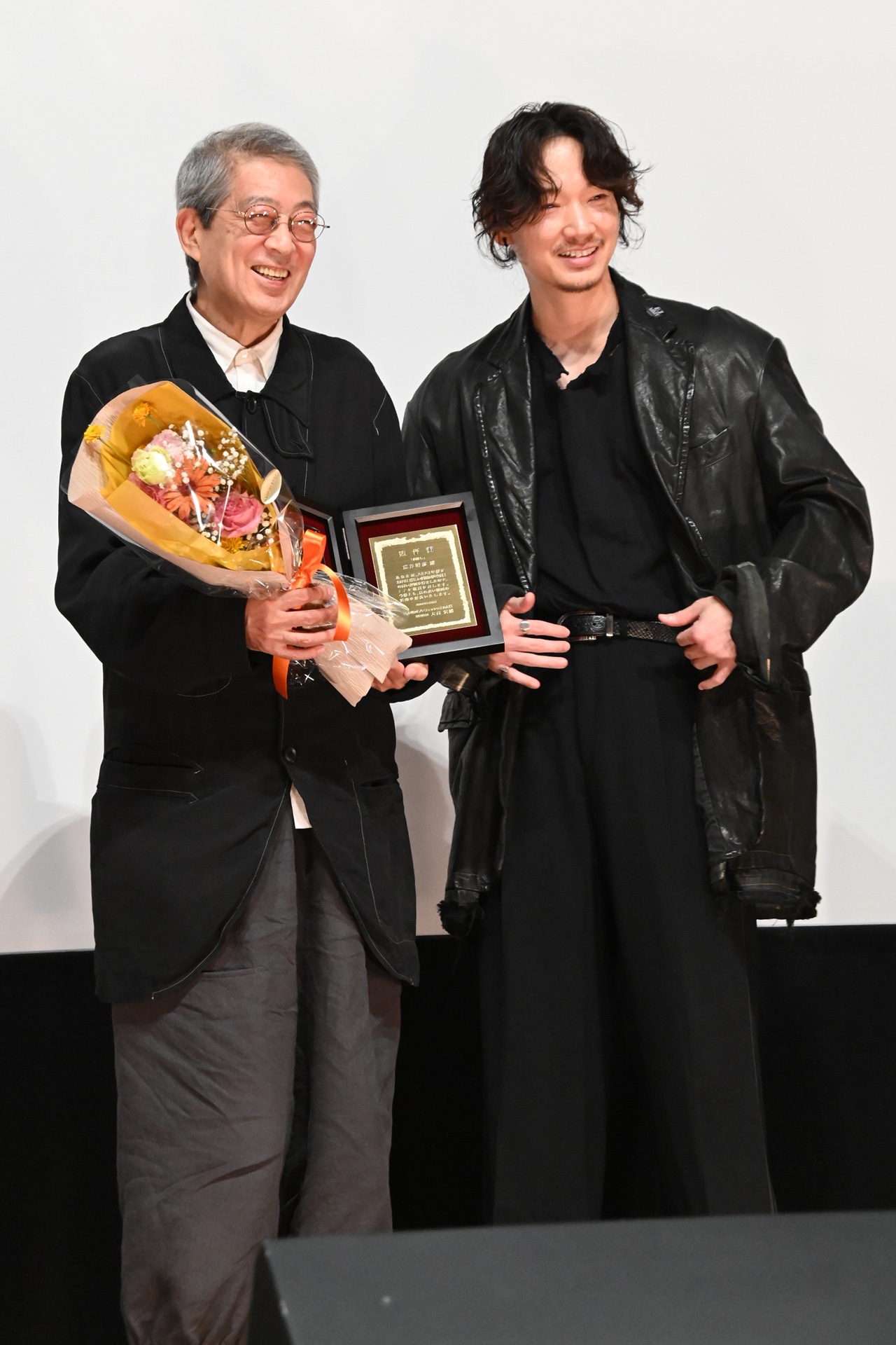 左から荒井晴彦、綾野剛。