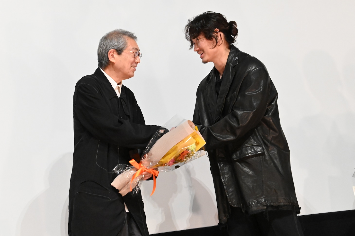 左から荒井晴彦、綾野剛。