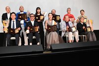 第33回日本映画プロフェッショナル大賞授賞式の様子。前列左から佐藤現、光石研、菊地凛子、藤竜也、荒井晴彦。後列左から大高宏雄、田辺隆史、金子由里奈、佐伯俊道、井上淳一、有重陽一。