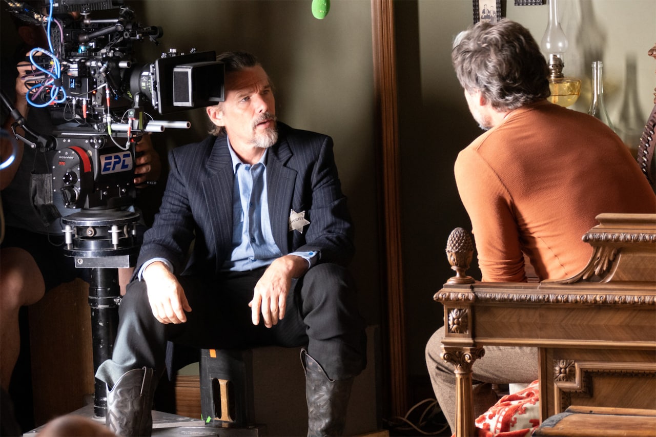 「ストレンジ・ウェイ・オブ・ライフ」メイキング写真とアルモドバルのコメント到着