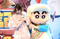 戸松遥（左）をデートに誘う野原しんのすけ（右）。