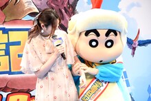 戸松遥（左）をデートに誘う野原しんのすけ（右）。