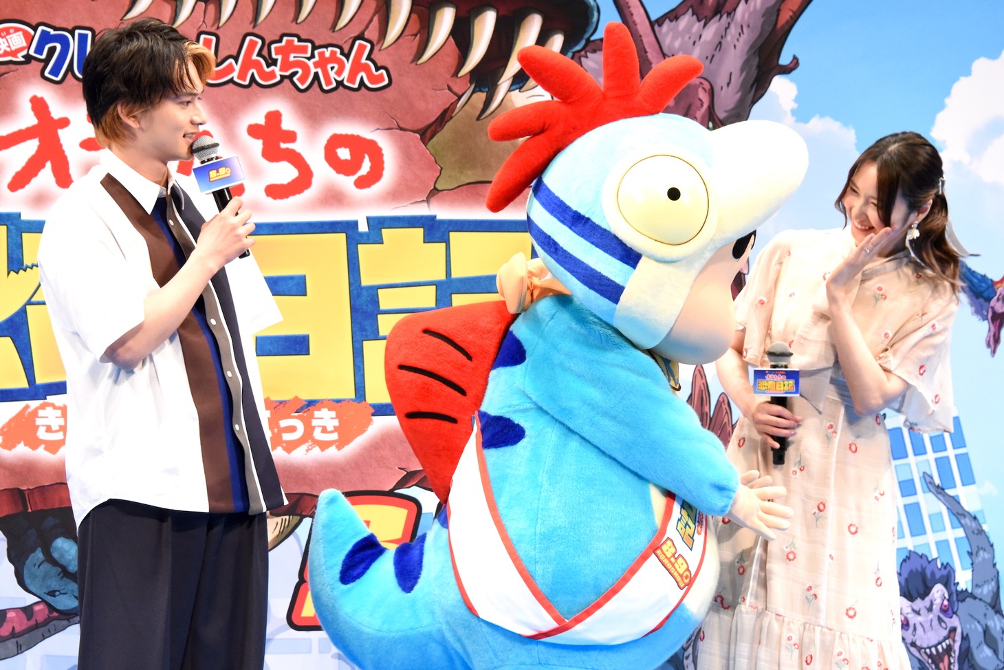 戸松遥（左）にべったりな野原しんのすけ（中央）。