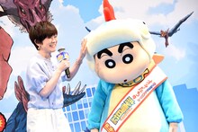 左から小林由美子、野原しんのすけ。