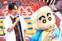 左から北村匠海、野原しんのすけ。