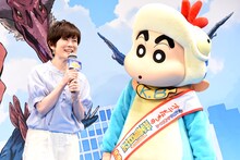 左から小林由美子、野原しんのすけ。