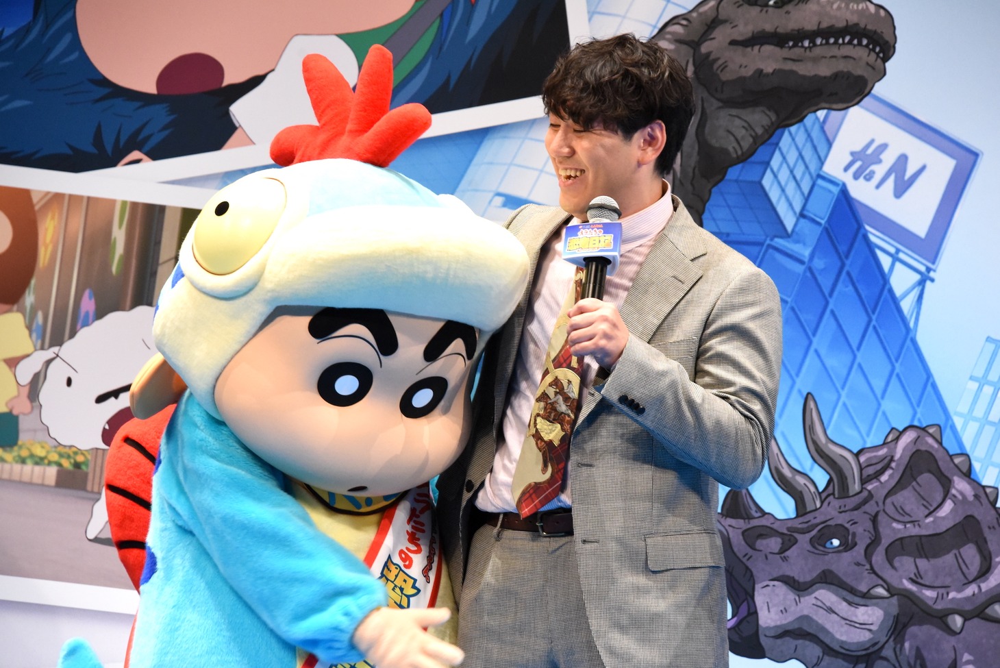 畠中悠（右）にハグをする野原しんのすけ（左）。