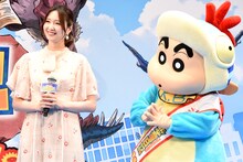 左から戸松遥、野原しんのすけ。