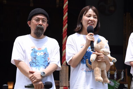 左から山下敦弘、久野遥子。