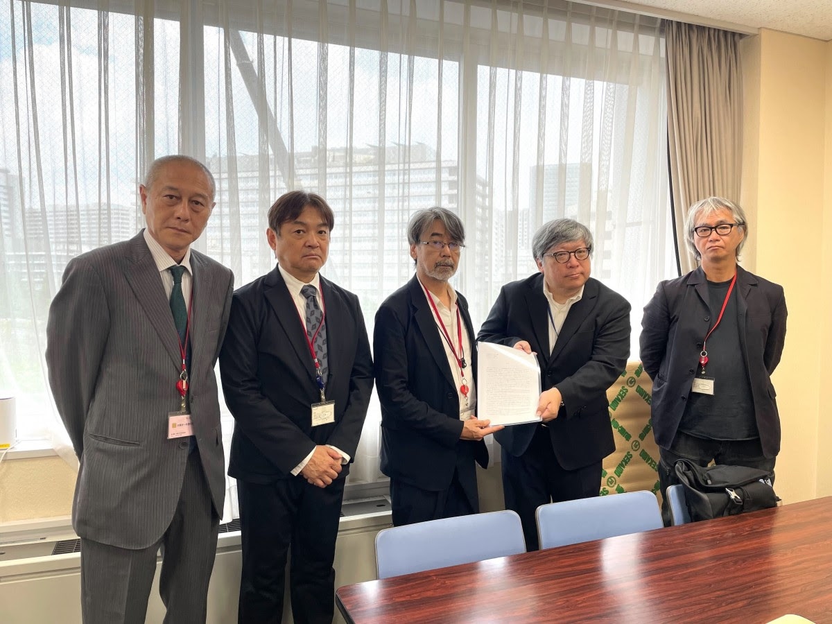 左から松島哲也、本木克英、諏訪敦彦、新原浩朗（新しい資本主義実現本部事務局）、押田興将。