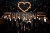 「スオミの話をしよう」のミュージカルシーンより。