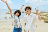 河合優実(左)と錦戸亮(右)。