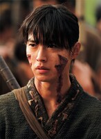 「映画 キングダム 大将軍の帰還 ビジュアルブック」より、山崎賢人演じる信。