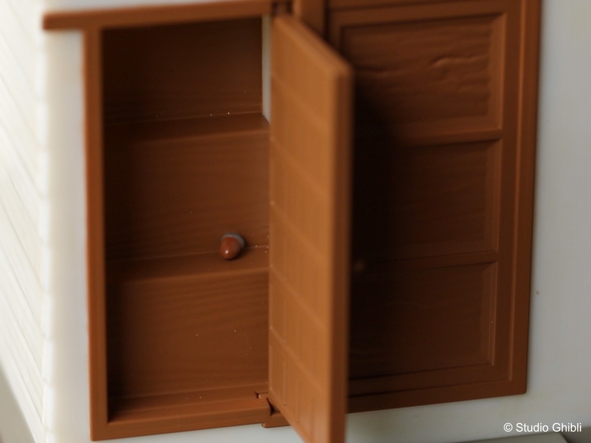 「となりのトトロ みんなの草壁家」より、屋根裏部屋へと続く階段。どんぐりが置かれている。
