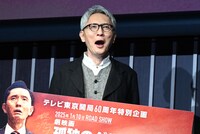 カメラマンのリクエストに応え「腹が減った」の表情をする松重豊。