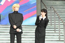 高橋文哉（左）と桜田ひより（右）。