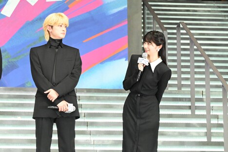 高橋文哉（左）と桜田ひより（右）。