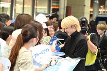 ファンサービスをする高橋文哉。