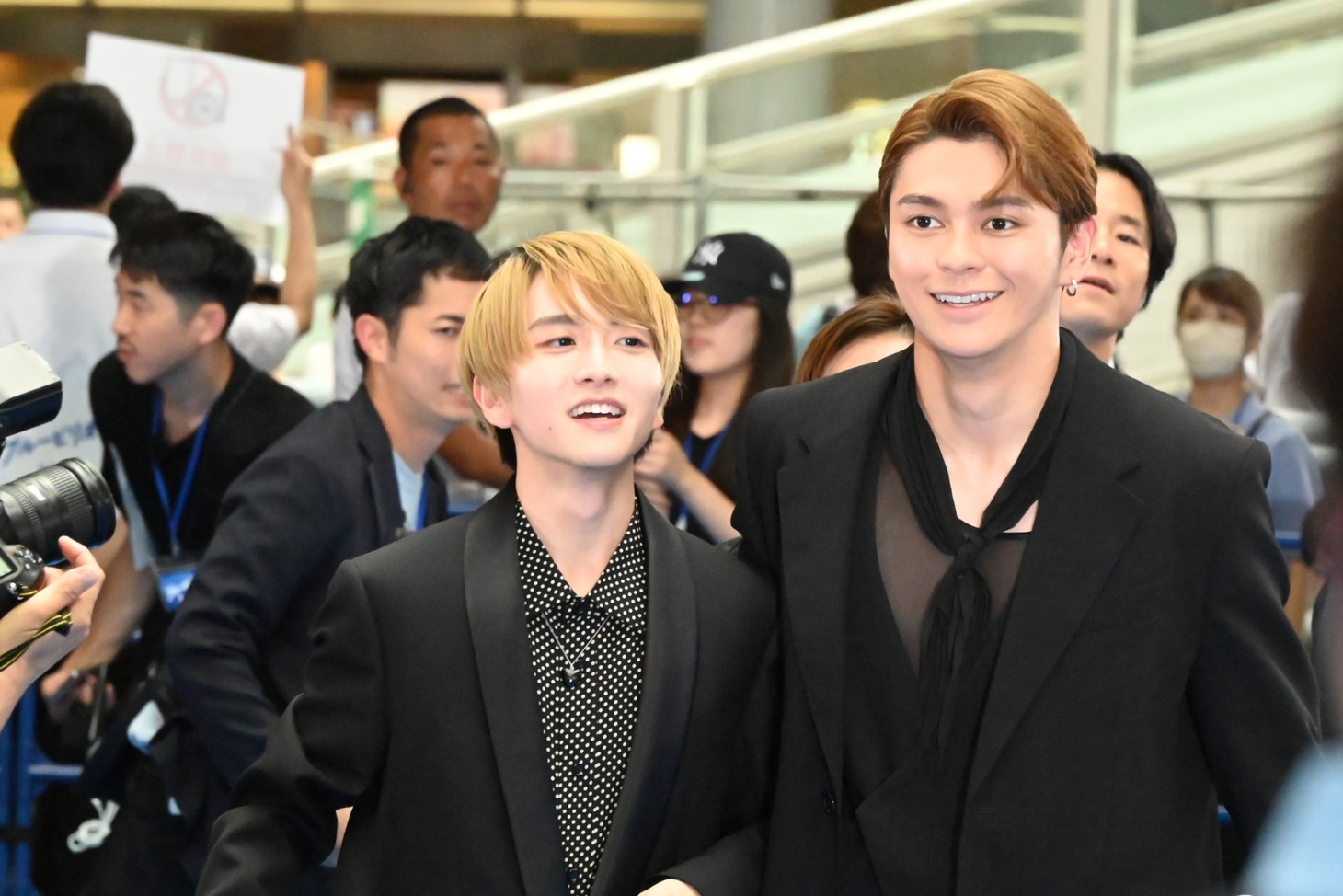 板垣李光人（左）をファンのもとに連れていく眞栄田郷敦（右）。