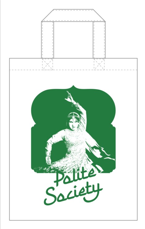 「ポライト・ソサエティ」プレミア上映の来場者に配布される“特製ファイティング・トートバッグ”。