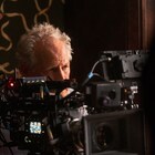 マイケル・マンが「フェラーリ」でこだわった劇的な光とは、撮影現場を収めた新映像