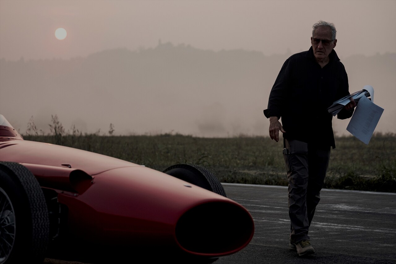 「フェラーリ」撮影現場のマイケル・マン。