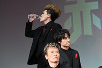 出口夏希にバレないよう炭酸水を一気飲みする有輝。