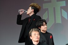 出口夏希にバレないよう炭酸水を一気飲みする有輝。