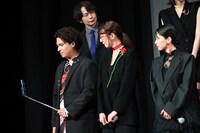 出口夏希にバレないようインスタライブ中の木村昴（前列左）。