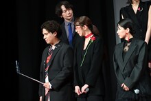 出口夏希にバレないようインスタライブ中の木村昴（前列左）。