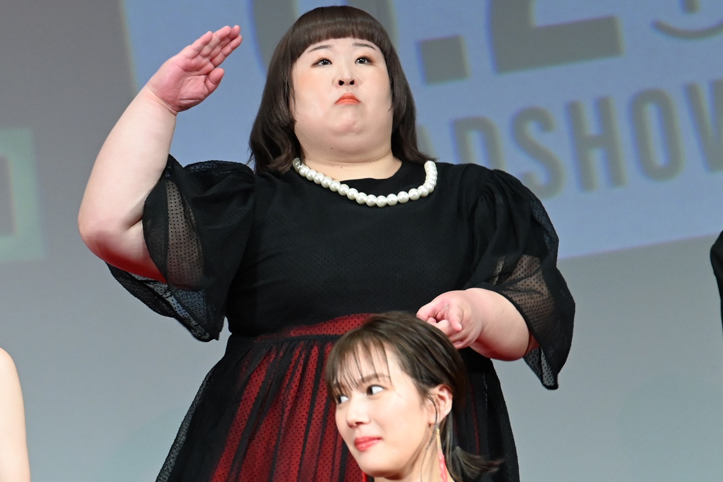 出口夏希にバレないようBREAKOUTを踊るかなで。