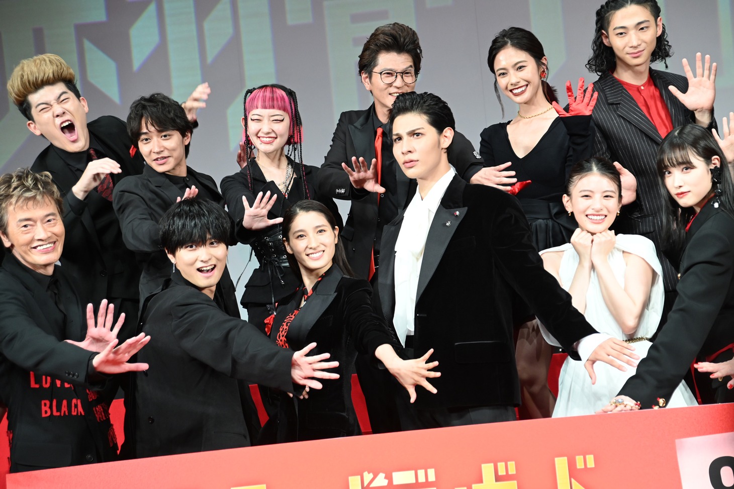 「赤羽骨子のボディガード」完成披露試写会の様子。後列左から有輝、松岡広大、詩羽、芝大輔、安斉星来、橘優輝。前列左から遠藤憲一、奥平大兼、土屋太鳳、ラウール、出口夏希、高橋ひかる。