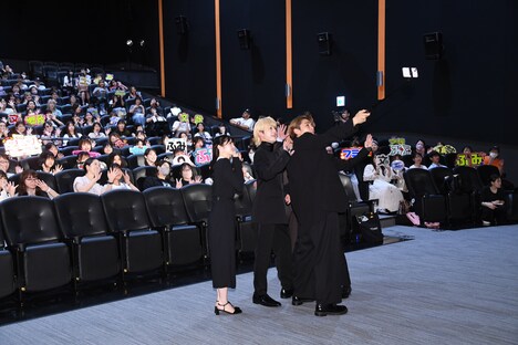 舞台上で自撮りする登壇者一同。